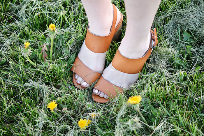 Loving this Old Navy linen dress for summer. See the whole look on AnExplorersHeart.com